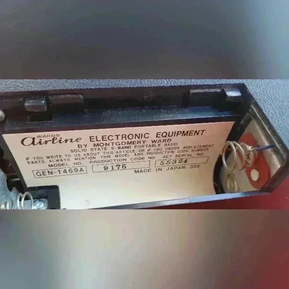 Wards Airline Five Band Radio  GEN-1469A Montgomery Wards Made in Japan**Works!! - Picture 10 of 11